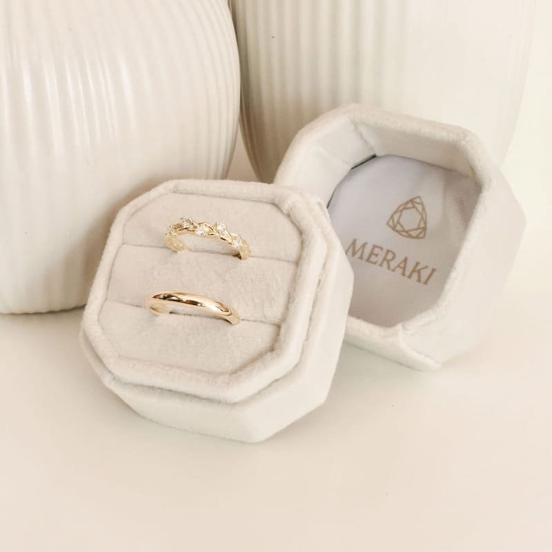 Elegant wedding rings placed on a velvet cushion, symbolizing love and commitment – Tips for choosing a wedding ring.